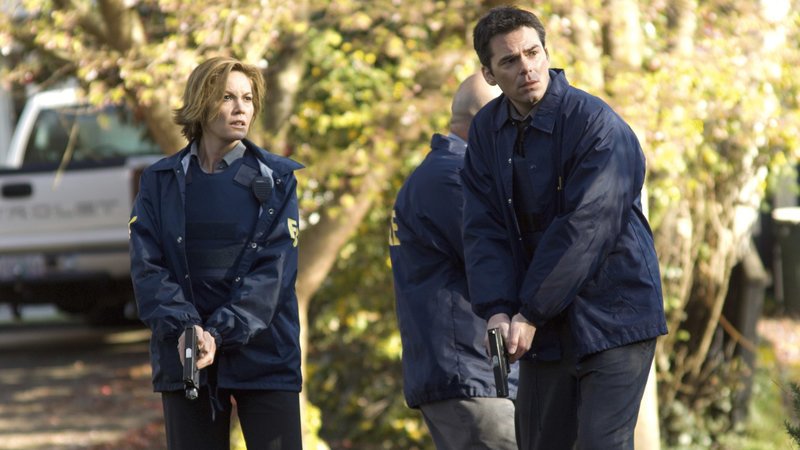 FBI-Agentin Jennifer Marsh (Diane Lane) und Detective Eric Box (Billy Burke) jagen einen erbarmungslosen Serienkiller.. – Bild: RTL Zwei