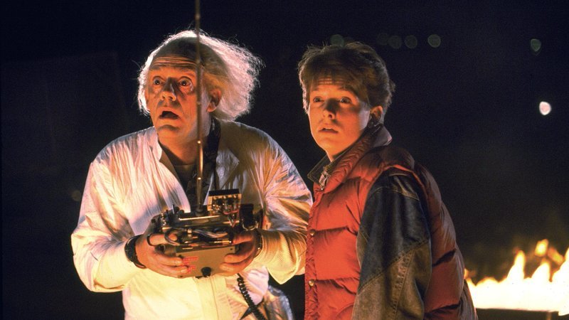 L-R: Doc Brown (Christopher Lloyd) und Marty (Michael J. Fox) – Bild: RTL Zwei
