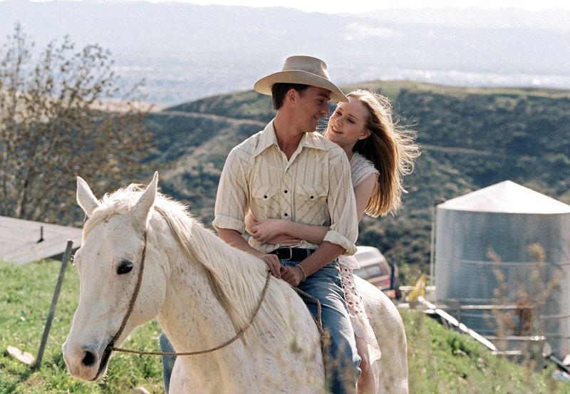 Ein romantisches Paar: der Großstadtcowboy Harlan (Edward Norton) und die junge Tobe (Evan Rachel Wood). – Bild: rbb/​ARD Degeto