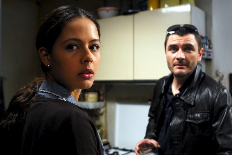 Rosa (Martina García) wird von Àlvaro, dem Sohn ihrer Arbeitgeber (Álex Brendemühl), belästigt, doch sie ahnt, dass jemand über sie wacht. – Bild: ZDF und Pipo Fernández