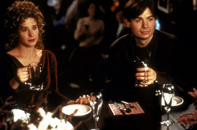 Nach mehreren Pleiten mit dem weiblichen Geschlecht lernt der Schriftsteller Charlie (Mike Myers, r.) die bezaubernde Harriet (Nancy Travis, l.) kennen und verliebt sich Hals über Kopf in sie ... – Bild: TriStar Pictures Lizenzbild frei Nach mehreren Pleiten mit dem weiblichen Geschlecht lernt der Schriftsteller Charlie (Mike Myers, r.) die bezaubernde Harriet (Nancy Travis, l.) kennen und verliebt sich Hals über Kopf in sie ... – Bild: TriStar Pictures Lizenzbild frei