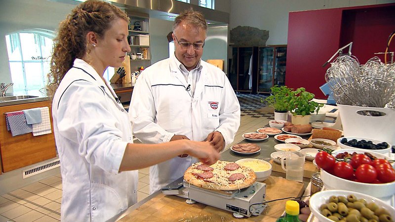 Wir begleiten den Branchenprimus Dr. Oetker bei der Entwicklung seiner neuesten Salami-Pizza. (Foto: Nadia Perziano; Iorio Romunaldo)Wir begleiten den Branchenprimus Dr. Oetker bei der Entwicklung seiner neuesten Salami-Pizza. (Foto: Nadia Perziano; Iorio Romunaldo) – Bild: RTL Zwei