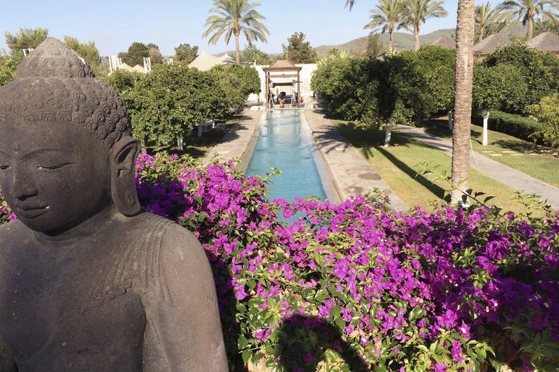 hr-fernsehen IBIZA – EINE MAGISCHE INSEL, Ein Film von Natascha Rhein, am Freitag (08.05.15) um 20:15 Uhr. Gartenanlage des Landhotels Atzaró im Landesinneren Ibizas: Agrotourismo auf hohem Niveau. – Bild: HR/Natascha Rhein hr-fernsehen IBIZA – EINE MAGISCHE INSEL, Ein Film von Natascha Rhein, am Freitag (08.05.15) um 20:15 Uhr. Gartenanlage des Landhotels Atzaró im Landesinneren Ibizas: Agrotourismo auf hohem Niveau. – Bild: HR/Natascha Rhein