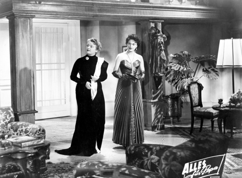 Olga Tschechowa (Frau von Pleskow), Ina Malfatti. – Bild: ORF Olga Tschechowa (Frau von Pleskow), Ina Malfatti. – Bild: ORF