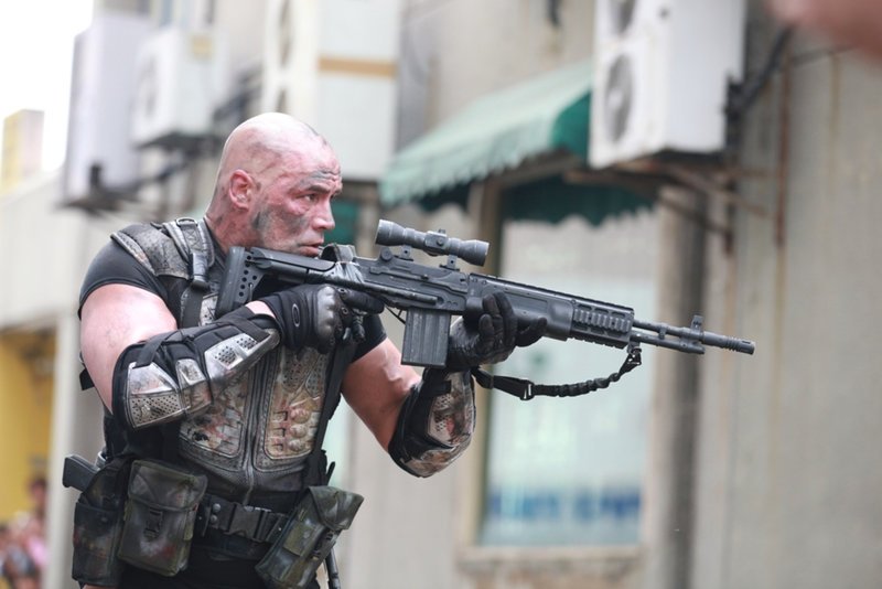Gemeinsam mit den Überlebenden kämpft Broadus (Broadus Mattison) gegen die mörderischen Zombies … – Bild: 2013 BOTD Productions LTD. PTY. All Rights Reserved Lizenzbild frei Gemeinsam mit den Überlebenden kämpft Broadus (Broadus Mattison) gegen die mörderischen Zombies … – Bild: 2013 BOTD Productions LTD. PTY. All Rights Reserved Lizenzbild frei