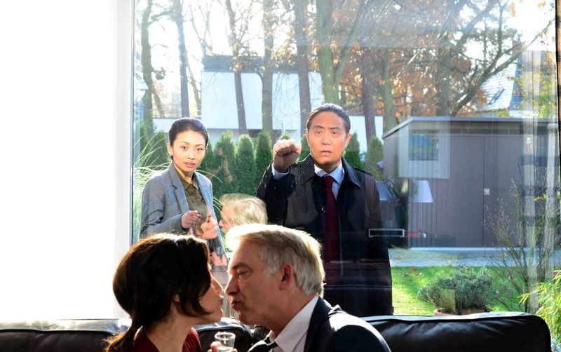 Zwischen den Brückers, Lisa (Bettina Zimmermann, l.) und Michael (Christoph M. Ohrt, 2.v.r.), und den Wangs, Wang Hua (Fang Yu, 2.v.r.) und Li (Linda Chang, 2.v.l.), entbrennt ein verbitterter Nachbarschaftsstreit, bei dem kein Ende abzusehen ist … – Bild: SAT.1 Eigenproduktionsbild frei Zwischen den Brückers, Lisa (Bettina Zimmermann, l.) und Michael (Christoph M. Ohrt, 2.v.r.), und den Wangs, Wang Hua (Fang Yu, 2.v.r.) und Li (Linda Chang, 2.v.l.), entbrennt ein verbitterter Nachbarschaftsstreit, bei dem kein Ende abzusehen ist … – Bild: SAT.1 Eigenproduktionsbild frei