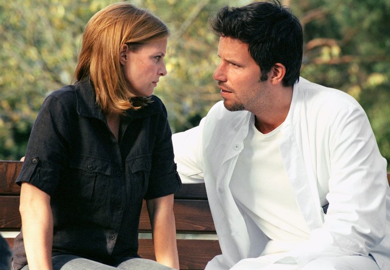 Victor (Tim Bergmann) erklärt Karen (Katharina Böhm), dass er noch immer in sie verliebt ist. – Bild: HR/​Degeto/​Barbara Bauriedl