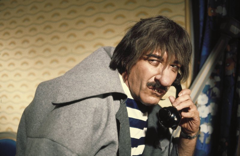 Clouseau (Peter Sellers) überlebt dank einer Fehlfunktion seines Glöckner von Notre Dame-Kostüms zum wiederholten Male einen Bombenanschlag von Dreyfus. – Bild: Tele 5