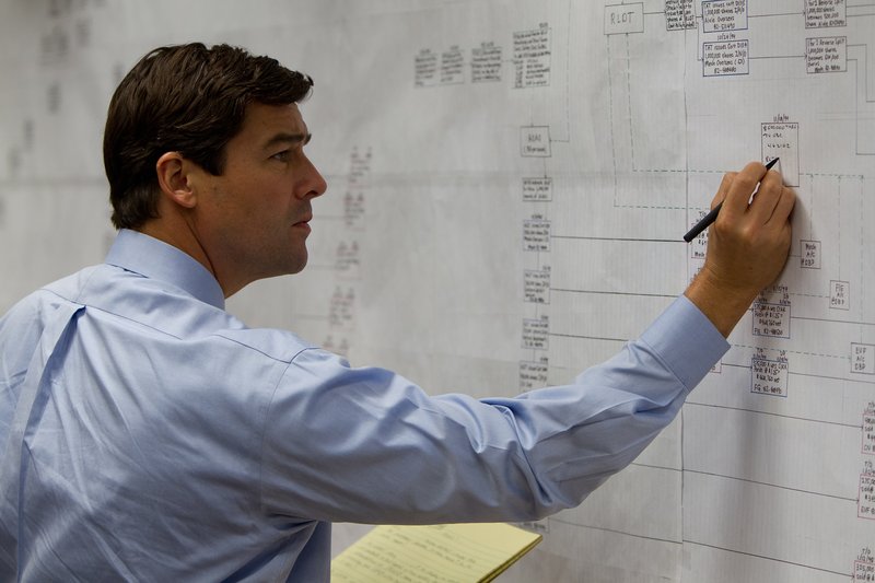 FBI-Agent Patrick Denham (Kyle Chandler) studiert Jordans Firma, deren Geschäfte er für illegal hält. – Bild: ZDF und Mary Cybulski FBI-Agent Patrick Denham (Kyle Chandler) studiert Jordans Firma, deren Geschäfte er für illegal hält. – Bild: ZDF und Mary Cybulski