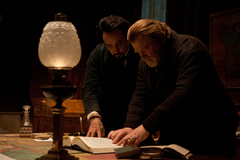 Zusammen versuchen Edgar Allan Poe (John Cusack, l.) und Captain Charles Hamilton (Brendan Gleeson, r.) dem Mörder auf die Spur zu kommen. – Bild: ZDF und Larry D. Horricks Zusammen versuchen Edgar Allan Poe (John Cusack, l.) und Captain Charles Hamilton (Brendan Gleeson, r.) dem Mörder auf die Spur zu kommen. – Bild: ZDF und Larry D. Horricks