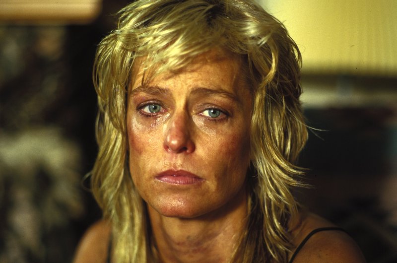 Als Marjorie Easton (Farrah Fawcett) vor einem Supermarkt in ihr Auto steigen will, wird sie von einem Mann angegriffen, der sie offensichtlich vergewaltigen und berauben will. Es gelingt ihr, den brutalen Unbekannten abzuwehren - doch dabei stiehlt er ihre Brieftasche mit Personalausweis und Adresse ... – Bild: Atlantic Releasing Corp. Lizenzbild frei Als Marjorie Easton (Farrah Fawcett) vor einem Supermarkt in ihr Auto steigen will, wird sie von einem Mann angegriffen, der sie offensichtlich vergewaltigen und berauben will. Es gelingt ihr, den brutalen Unbekannten abzuwehren - doch dabei stiehlt er ihre Brieftasche mit Personalausweis und Adresse ... – Bild: Atlantic Releasing Corp. Lizenzbild frei