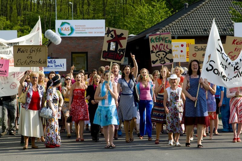 411 v. Chr. traten in Aristophanes Komödie „Lysistrata“ die Frauen Athens und Spartas in einen Sexstreik, um den Frieden im Peloponnesischen Krieg zu erzwingen. Heute tun es die Schönstetterinnen, um zu verhindern, das giftiger Industriemüll auf der städtischen Deponie entsorgt wird … – Bild: SAT.1 Eigenproduktionsbild frei 411 v. Chr. traten in Aristophanes Komödie „Lysistrata“ die Frauen Athens und Spartas in einen Sexstreik, um den Frieden im Peloponnesischen Krieg zu erzwingen. Heute tun es die Schönstetterinnen, um zu verhindern, das giftiger Industriemüll auf der städtischen Deponie entsorgt wird … – Bild: SAT.1 Eigenproduktionsbild frei