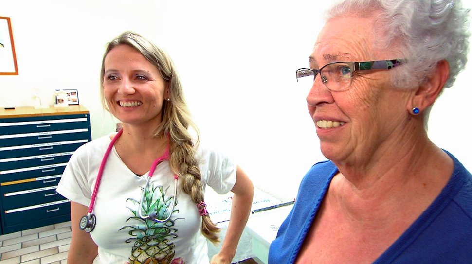 Paulina Hauck mit einer Patientin in ihrer neuen Praxis. – Bild: SWR