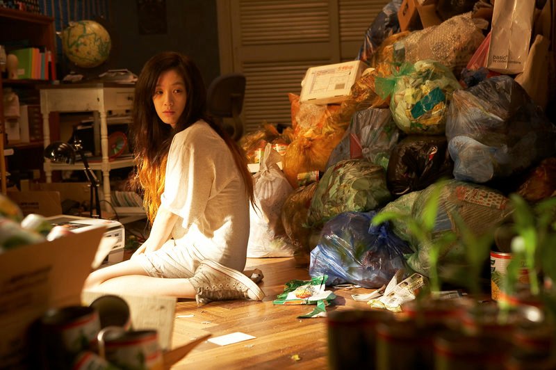 Seit drei Jahren hat Kim (Jung Rye-won) ihr Zimmer nicht mehr verlassen. – Bild: ARTE France /​ © Trade Media