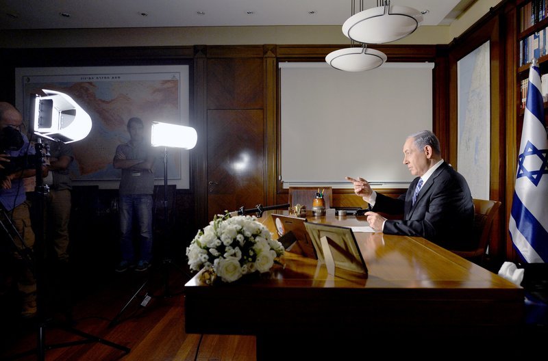 Der israelische Ministerpräsident Benjamin Netanjahu bereitet sich auf ein Interview vor. – Bild: arte