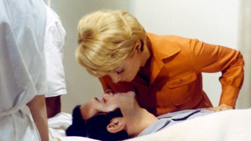 Hélène (Stéphane Audran) bangt um Popauls (Jean Yanne) Leben. – Bild: ART Hélène (Stéphane Audran) bangt um Popauls (Jean Yanne) Leben. – Bild: ART