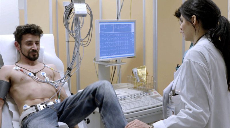 Erkan ist schwerkrank, hatte schon einen Herzinfarkt und eine Herz-Operation. Doch erst am Uniklinikum Marburg, am Zentrum für unerkannte Krankheiten, bekommt er die korrekte Diagnose und ein Medikament, das helfen soll, gefährliche Ablagerungen in seinen Blutgefäßen aufzulösen. – Bild: BR/WDR Erkan ist schwerkrank, hatte schon einen Herzinfarkt und eine Herz-Operation. Doch erst am Uniklinikum Marburg, am Zentrum für unerkannte Krankheiten, bekommt er die korrekte Diagnose und ein Medikament, das helfen soll, gefährliche Ablagerungen in seinen Blutgefäßen aufzulösen. – Bild: BR/WDR