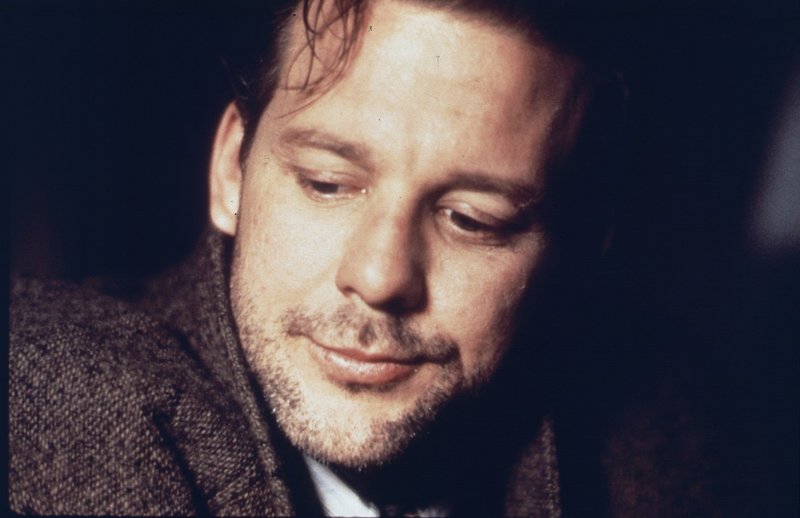 Wer nur hat all die Menschen getötet und warum hat Harry Angel (Mickey Rourke) mit allem kurz zuvor zu tun gehabt? – Bild: 1987 STUDIOCANAL. All Rights Reserved. Lizenzbild frei Wer nur hat all die Menschen getötet und warum hat Harry Angel (Mickey Rourke) mit allem kurz zuvor zu tun gehabt? – Bild: 1987 STUDIOCANAL. All Rights Reserved. Lizenzbild frei