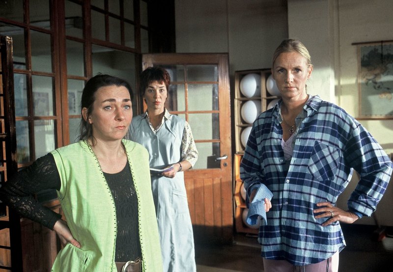 MDR Fernsehen ZU SCHÖN FÜR MICH, am Donnerstag (12.03.15) um 12:30 Uhr. Anke (Steffi Kühnert, l.), Lilo (Anja Franke, Mitte) und Ruth (Carolin Fink,r.) wollen Karin überreden mit ihnen zusammen aufzutreten. – Bild: MDR/Christa Koefer MDR Fernsehen ZU SCHÖN FÜR MICH, am Donnerstag (12.03.15) um 12:30 Uhr. Anke (Steffi Kühnert, l.), Lilo (Anja Franke, Mitte) und Ruth (Carolin Fink,r.) wollen Karin überreden mit ihnen zusammen aufzutreten. – Bild: MDR/Christa Koefer