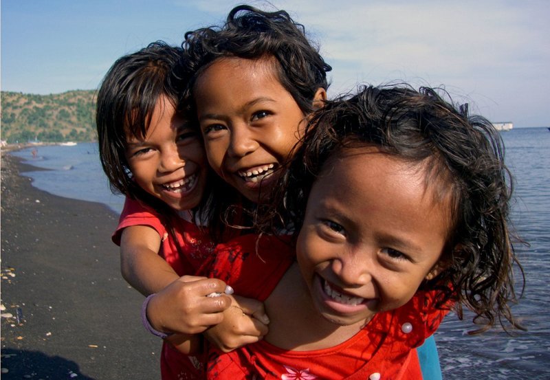 NDR Fernsehen JENSEITS VON BALI, „Segelreise durch Indonesiens Osten“, am Dienstag (02.06.15) um 15:15 Uhr. Kinder am Strand von Sumbawa. – Bild: NDR/Frank Walbaum NDR Fernsehen JENSEITS VON BALI, „Segelreise durch Indonesiens Osten“, am Dienstag (02.06.15) um 15:15 Uhr. Kinder am Strand von Sumbawa. – Bild: NDR/Frank Walbaum