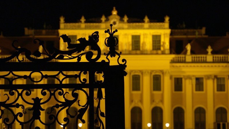 Schloss Schönbrunn bei Nacht – Bild: ORF