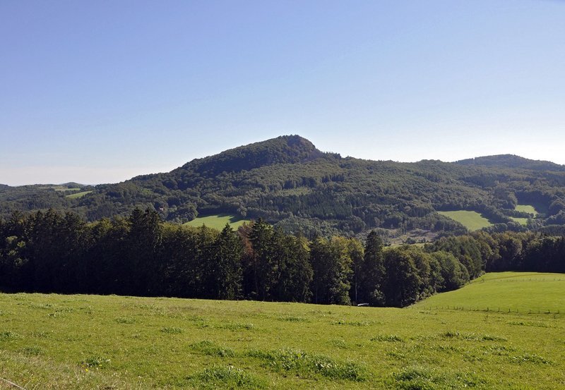 Blick auf den Berg Milseburg in der Rhön. – Bild: HR/​Tourist-Information Hofbieber