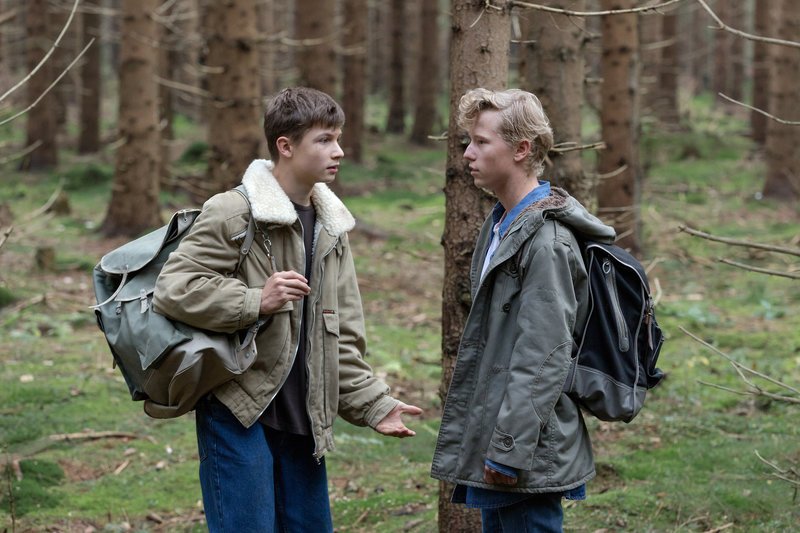 Uwe Fleischhauer (Leo Virgenz) und Heiko Runge (Aaron Köbsch) wollen weg. Ihre Flucht an der innerdeutschen Grenze im Harz endet tragisch. – Bild: ZDF und Steffen Junghans Verwendungsrecht: unbegrenzt Uwe Fleischhauer (Leo Virgenz) und Heiko Runge (Aaron Köbsch) wollen weg. Ihre Flucht an der innerdeutschen Grenze im Harz endet tragisch. – Bild: ZDF und Steffen Junghans Verwendungsrecht: unbegrenzt