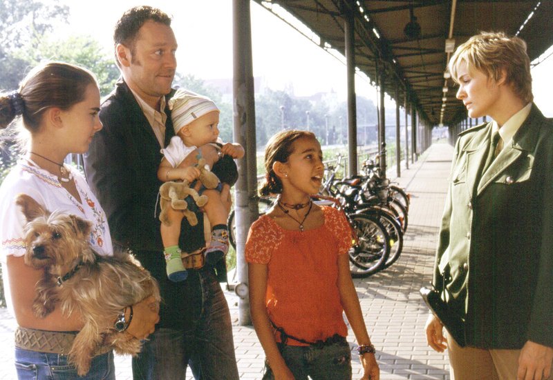 Die drei Ausreißer Laura (Nina Szeterlak, li.), Jesus (Toni Henschelmann, 3.v.li.) und Tini (Ginger Wensky, Mitte) sagen ihrer „Ersatzmutter“ Lena (Sonsee Ahray Floethmann, re.) gehörig die Meinung. – Bild: rbb/Degeto/Peter Krajewski Die drei Ausreißer Laura (Nina Szeterlak, li.), Jesus (Toni Henschelmann, 3.v.li.) und Tini (Ginger Wensky, Mitte) sagen ihrer „Ersatzmutter“ Lena (Sonsee Ahray Floethmann, re.) gehörig die Meinung. – Bild: rbb/Degeto/Peter Krajewski