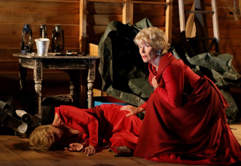 Die Frau im roten Kleid – Bild: ARD Degeto/​Boris Guderjahn