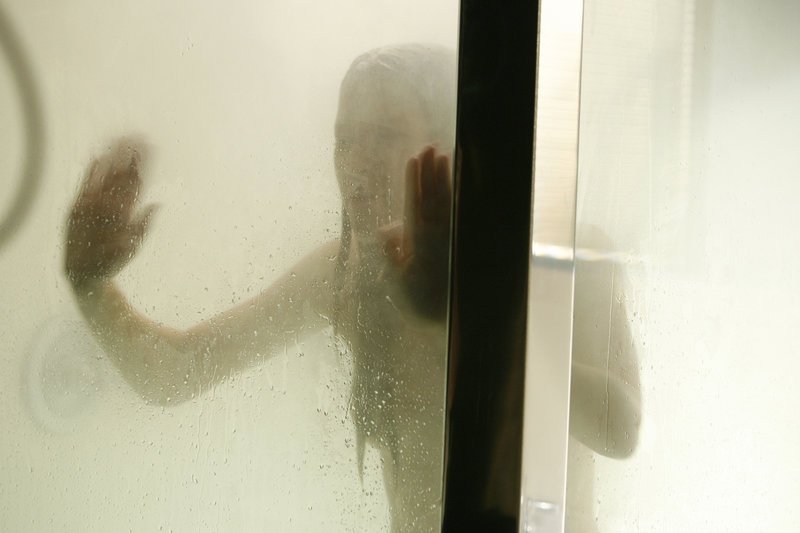 Ahnt, dass der Irre nur auf eine Gelegenheit wartet, seine Experimente auch an ihr zu praktizieren: Da nimmt Madison (Sarah Roemer) ein ausgiebiges Duschbad … – Bild: Kinowelt GmbH Lizenzbild frei