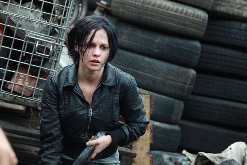 Im Visier mörderischer Zombies: Jude (Melanie Zanetti) ... – Bild: 2013 BOTD Productions LTD. PTY. All Rights Reserved Lizenzbild frei Im Visier mörderischer Zombies: Jude (Melanie Zanetti) ... – Bild: 2013 BOTD Productions LTD. PTY. All Rights Reserved Lizenzbild frei