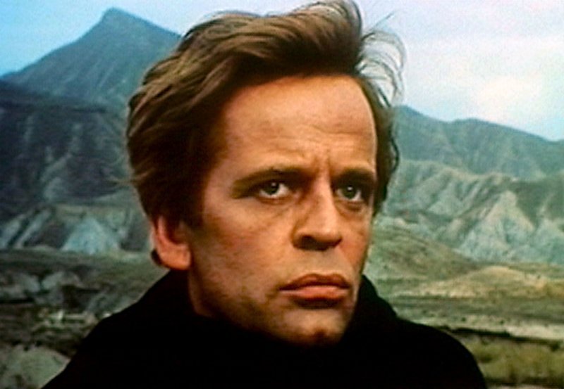 Klaus Kinski als Viktor Barrett. – Bild: HR/​rbb/​Degeto