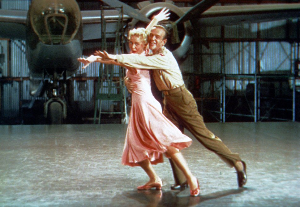 Nach jahrelanger Trennung wollen die ehemaligen Tanzpartner Kitty (Betty Hutton, l.) und Donald (Fred Astaire, r.) ihre Leidenschaft fürs Tanzen wieder aufleben lassen. Allerdings gibt es jemanden, der ihnen diese Freude nicht gönnen will: Kittys Schwiegermutter… – Bild: TM & © 2004 by Paramount Pictures Corporation. All Rights Reserved. Lizenzbild frei
