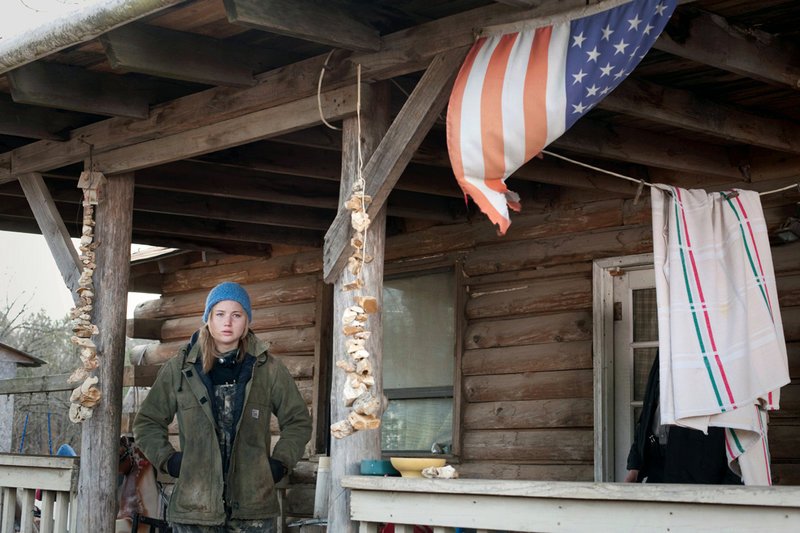Die 17-jährige Ree (Jennifer Lawrence) weiß nicht, wie sie ihre Familie vor der Obdachlosigkeit bewahren soll. – Bild: ARD /​ © ARD/​Degeto/​Elite Film
