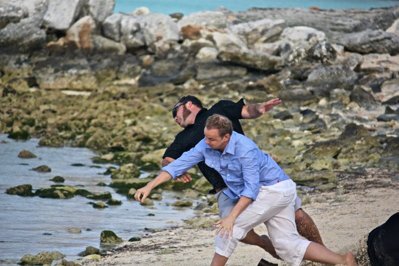 Noch versucht Holt (Bart Baggett, vorne), seinen Angreifern zu entkommen – doch wird es ihnen gelingen, ihn auf die Insel des wahnsinnigen Tiburon zu entführen, der mit seinen Opfern dort grausame Spiele treibt? – Bild: 2012, THE INSTITUTION, LLC. All Rights Reserved. Lizenzbild frei
