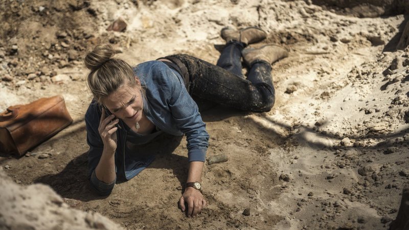 Lara (Tanja Wedhorn) fällt beim Überqueren eines Firmengeländes in eine Baugrube. – Bild: ZDF und Anika Molnár