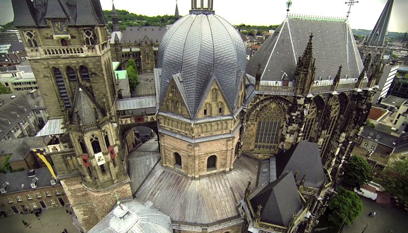 Die Marienkirche Karls des Großen, ein achteckiger Kuppelbau, ist die Basis für den Aachener Kaiserdom, die Krönungskirche des Deutschen Reiches. 30 Könige in sechs Jahrhunderten erhielten in ihm ihre Krone. – Bild: WDR Die Marienkirche Karls des Großen, ein achteckiger Kuppelbau, ist die Basis für den Aachener Kaiserdom, die Krönungskirche des Deutschen Reiches. 30 Könige in sechs Jahrhunderten erhielten in ihm ihre Krone. – Bild: WDR