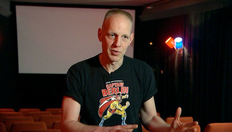 Regisseur Jörg Buttgereit im Eiszeitkino. – Bild: rbb