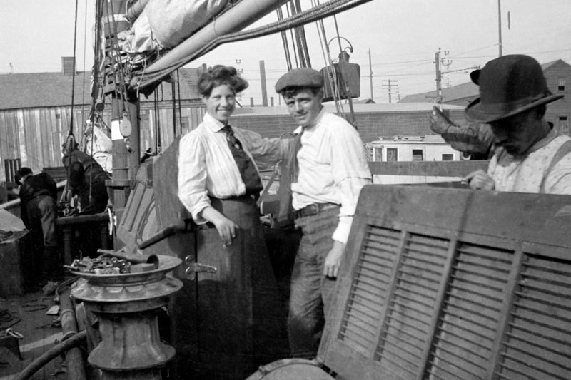 Das Ehepaar Charmian und Jack London im Jahr 1907 auf ihrem Boot &#x84;Snark&#x93;. – Bild: arte