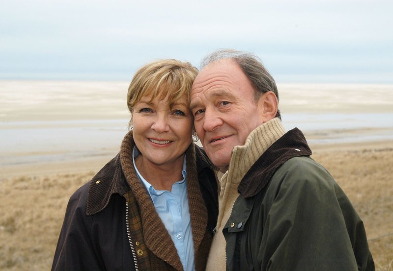 Karla (Gila von Weitershausen) und Werner (Michael Mendl) entdecken auf der Insel Amrum ihre Liebe neu. – Bild: HR/​Degeto/​Hans-Joachim Pfeiffer