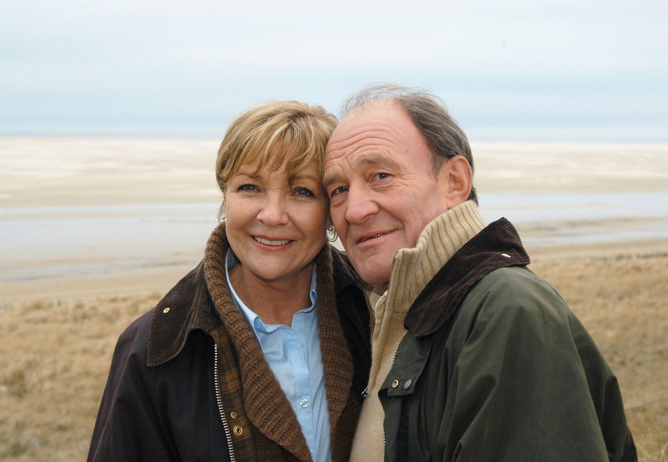 hr-fernsehen FREIE FAHRT INS GLÜCK, Spielfilm, Deutschland 2007, Regie: Ariane Zeller, am Samstag (11.01.14) um 12:55 Uhr. Karla (Gila von Weitershausen) und Werner (Michael Mendl) entdecken auf der Insel Amrum ihre Liebe neu. – Bild: HR / Degeto / Hans-Joachim Pfeiffer
