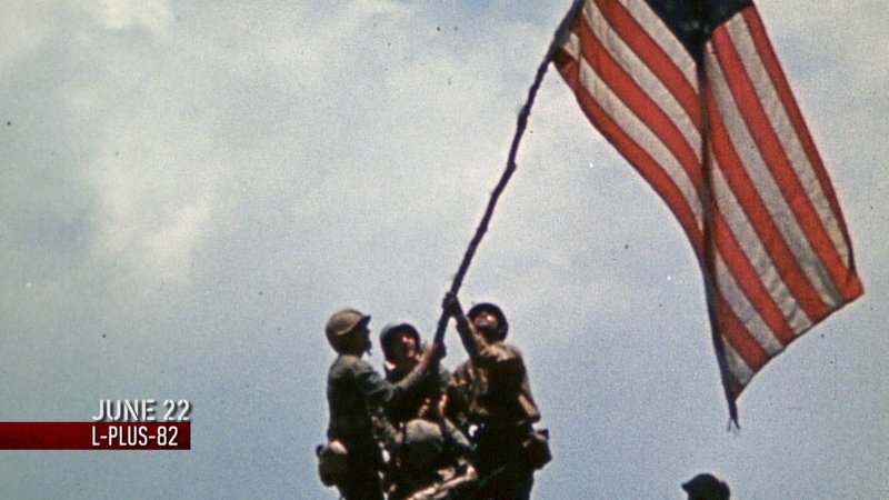 Amerikanische Marines hissen die amerikanische Flagge, nachdem die japanische Insel Okinawa am 22. Juni 1945 eingenommen wurde. – Bild: ZDF und Stock Footage & Stills KINGENDAI /​ AFLO GETTY IMAGES NATIONAL ARCHIVES