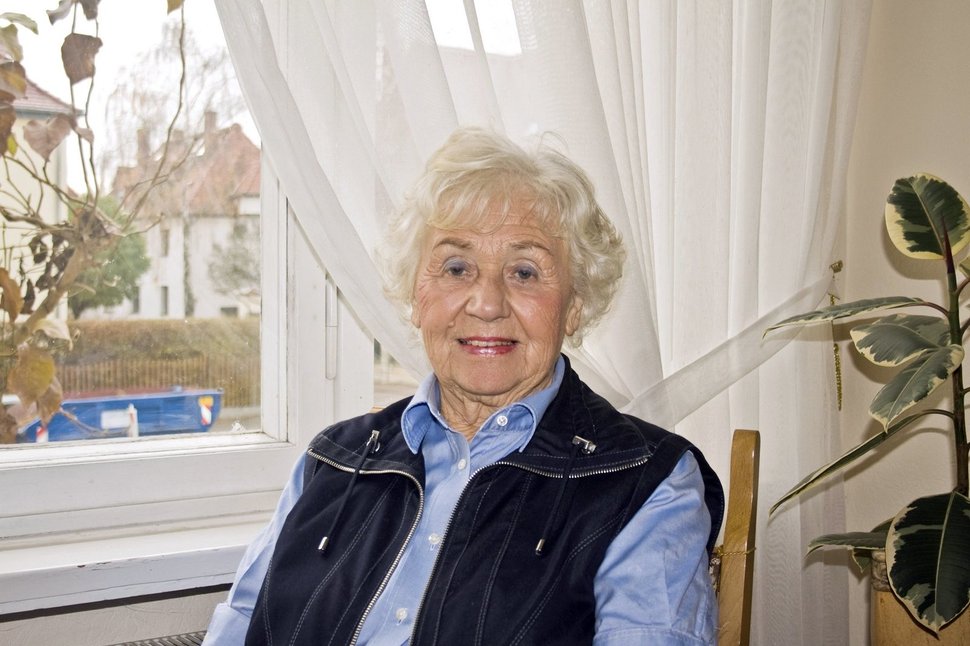 ARD/MDR OSTPRODUKTE IM WESTREGAL – GESCHÄFTE MIT DER DDR, „Film von Anne Worst“, am Montag (30.01.12) um 23:15 Uhr im ERSTEN. Carla Höhnert hat bei Vestis in Leipzig Kleider gekauft, die bereits die Etiketten „Kaufhof Köln“ eingenäht hatten. Sie erinnert sich auch noch an die teuren ESDA-Strumpfhosen. – Bild: MDR/Pirates’n Paradise