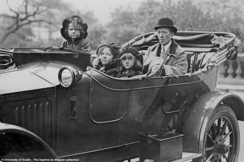 Der Schauspieler Gerald du Maurier mit seinen Töchtern Angela, Daphne und Jeanne – Bild: ARTE France /​ © University of Exeter/​The Daphne du Maurier Collection