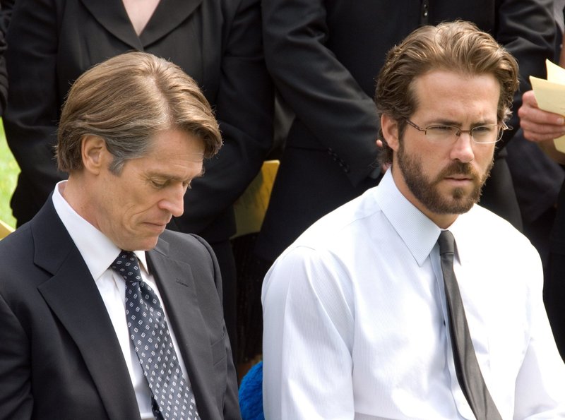 Michael (Ryan Reynolds, re.) hat ein gebrochenes Verhältnis zu seinem Vater Charles (Willem Dafoe). – Bild: ARD Degeto Michael (Ryan Reynolds, re.) hat ein gebrochenes Verhältnis zu seinem Vater Charles (Willem Dafoe). – Bild: ARD Degeto