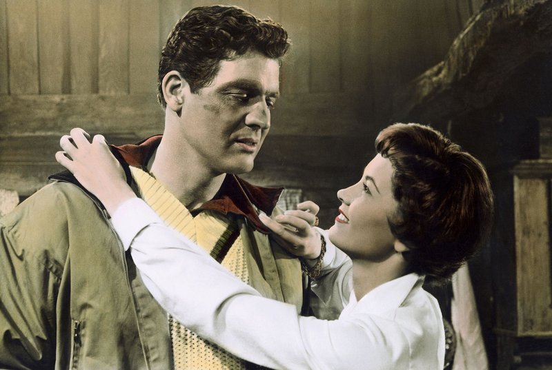 Juliane (Liselotte Pulver) interessiert sich sehr für Jean (Paul Hubschmid). – Bild: rbb Juliane (Liselotte Pulver) interessiert sich sehr für Jean (Paul Hubschmid). – Bild: rbb