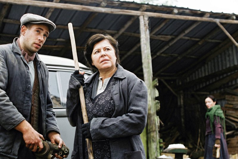 Der Mechaniker Johann (Volker Bruch) und Ruth (Gundi Ellert, Mitte) spekulieren über die Morde auf dem Tannöd-Hof. – Bild: ARD Degeto Der Mechaniker Johann (Volker Bruch) und Ruth (Gundi Ellert, Mitte) spekulieren über die Morde auf dem Tannöd-Hof. – Bild: ARD Degeto