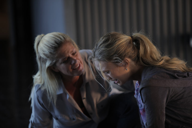 Vulkanologin Antoinette (Rachel Hunter,l.) weiß, dass der Küstenstadt eine Katastrophe bevorsteht, wenn weiterhin Öl gefördert wird. Mit ihrer Schwester Emily (Melissa Ordway) will sie weitere Bohrungen verhindern. – Bild: SIMS Vulkanologin Antoinette (Rachel Hunter,l.) weiß, dass der Küstenstadt eine Katastrophe bevorsteht, wenn weiterhin Öl gefördert wird. Mit ihrer Schwester Emily (Melissa Ordway) will sie weitere Bohrungen verhindern. – Bild: SIMS