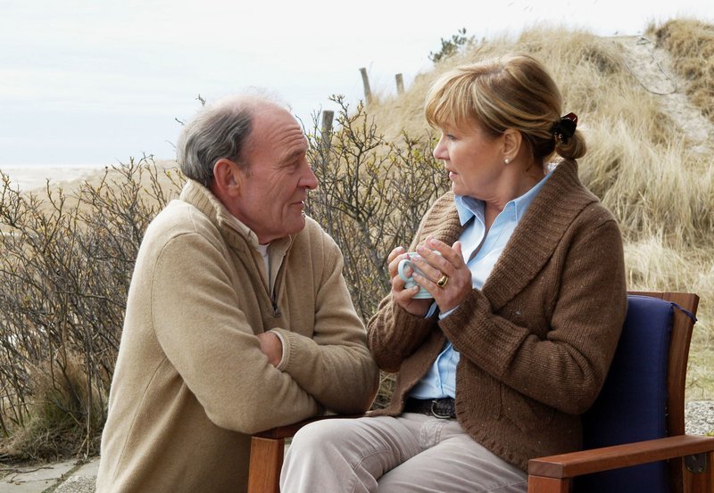 Vielleicht gibt es doch noch eine Versöhnung zwischen Werner (Michael Mendl) und Karla (Gila von Weitershausen). – Bild: ARD Degeto/Hans-Joachim Pfeiffer Vielleicht gibt es doch noch eine Versöhnung zwischen Werner (Michael Mendl) und Karla (Gila von Weitershausen). – Bild: ARD Degeto/Hans-Joachim Pfeiffer
