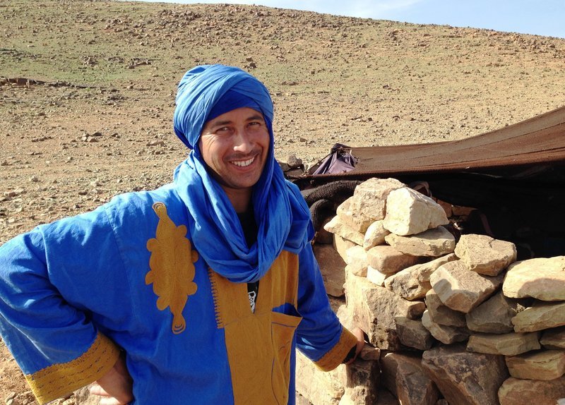 Brahim Ahansal vor dem Nomadenzelt. Weitere Fortos auf Anfrage. – Bild: SWR/​Mouhcine El Ghomri